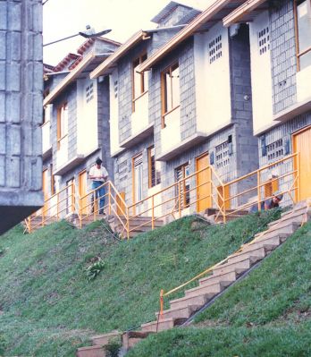 Paseo peatonal que desiende de urbanizacion Caribia 
CEHAP 1996
Palabras clave: VIS MEDELLIN VIVIENDA