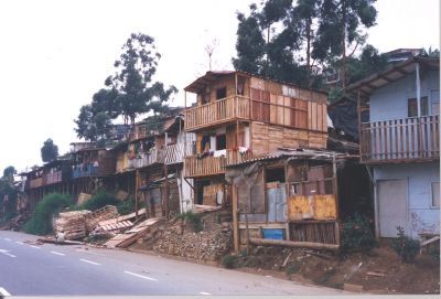 Vivienda Informal de tres plantas construida con desechos de madera
CEHAP 1996
Palabras clave: Vivienda Informal