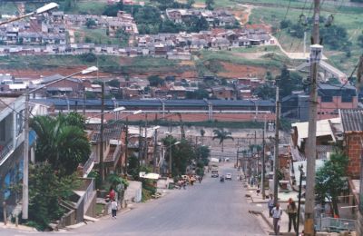 Panoramica de la 107 desde la 48 cercana a la estacion del Metro
CEHAP 1996
Palabras clave: Malla vial