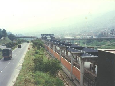 Afueras de la estacion tricentenario del metro paralela a la Via regional
CEHAP 1996
Palabras clave: Estaciones metro