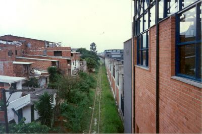 Estacion madera del metro contiguo a edificaciones de uso residencial, se puede apreciar la antigua via del ferrocarril
CEHAP 1996
Palabras clave: Estaciones metro