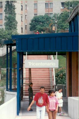 Acceso estacion tricentenario
CEHAP 1996
Palabras clave: Accesos peatonales Senderos