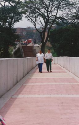 Puente peatonal estacion tricentenario
CEHAP 1996
Palabras clave: Accesos peatonales Senderos