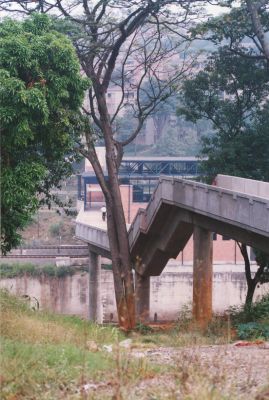 Puente peatonal estacion tricentenario
CEHAP 1996
Palabras clave: Accesos peatonales Senderos
