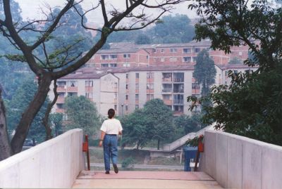 Via de acceso a estacion tricentenario
CEHAP 1996
Palabras clave: Accesos peatonales Senderos