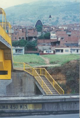 Puente peatonal de acceso a la estacion metro de tricentenario
CEHAP 1996
Palabras clave: Acceso peatonal