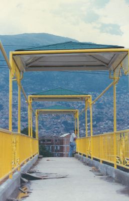 Puente peatonal de acceso a la estacion Tricentenario del metro 
CEHAP 1996
Palabras clave: Acceso peatonal
