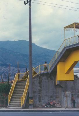 Puente peatonal de acceso a la estacion metro de tricentenario
CEHAP 1996
Palabras clave: Acceso peatonal