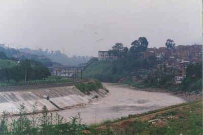 Viaducto metro a orillas del rio Medellin
CEHAP 1996
Palabras clave: RIO MEDELLIN