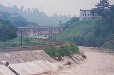 Viaducto metro a orillas del rio Medellin
CEHAP 1996
Palabras clave: Vias Sistemas de transporte