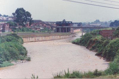Estacion madera del Metro paralelo al Rio Medellin
CEHAP 1996
Palabras clave: Vias Sistemas de transporte