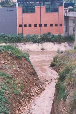 Desvio rio Medellin a la altura de estacion del metro
CEHAP 1996
Palabras clave: Rio Medellin Aspectos fisicos
