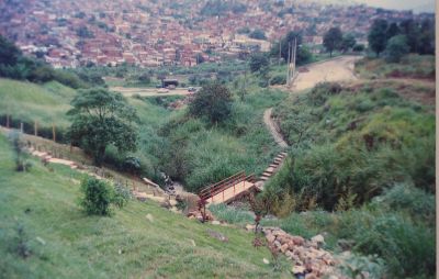 Puente de comunicacion en el sector de la Paralela al Rio de Medellin
CEHAP 1996
Palabras clave: VIAS DE ACCESO BARRIOS