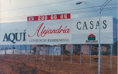 Valla publicitaria de la Urbanizacion Alejandria ubicada en el Barrio Tricentenario
CEHAP 1996
Palabras clave: Oferta de Vivienda