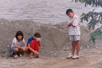 Niños jugando a orillas del rio Medellin
CEHAP 1996
Palabras clave: HABITANTES RIO MEDELLIN