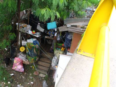 Vivienda informal bajo el puente de la quebrada la Iguana en la carrera 65
SENIA SALAZAR MALDONADO 2007
Palabras clave: VIVIENDAS INFORMALES IGUANA