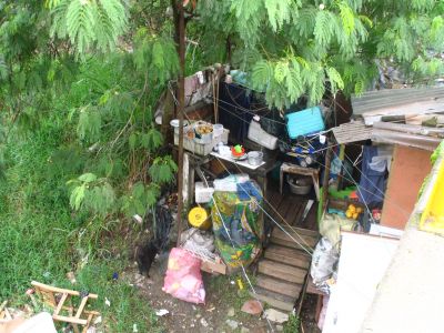 Vivienda informal bajo el puente de la carrera 65 en el barrio la Iguana
SENIA SALAZAR MALDONADO 2007
Palabras clave: VIVIENDAS INFORMALES LA IGUANA