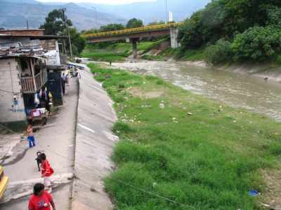 Viviendas en condiciones de alto riesgo al borde de la Quebrada La Iguana en la carrera 65
SENIA SALAZAR MALDONADO 2007
Palabras clave: QUEBRADAS LA IGUANA VIVIENDAS RIESGO
