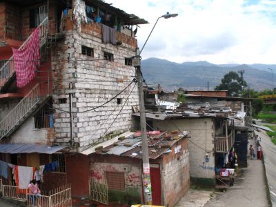 Vivienda de cuatro plantas en el Barrio La Iguana ubicadas cerca a la Quebrada
SENIA SALAZAR MALDONADO 2007
Palabras clave: VIVIENDAS IGUANA BARRIOS INFORMALES