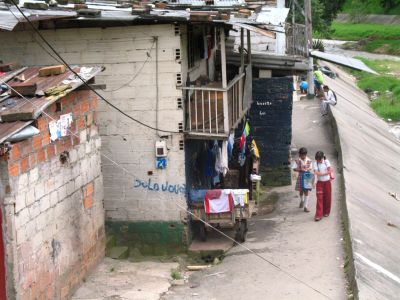 Ninas en via de acceso y circulacion en el barrio la Iguana, al borde de la canalización
SENIA SALAZAR MALDONADO 2007
Palabras clave: CALLES LA IGUANA HABITANTES