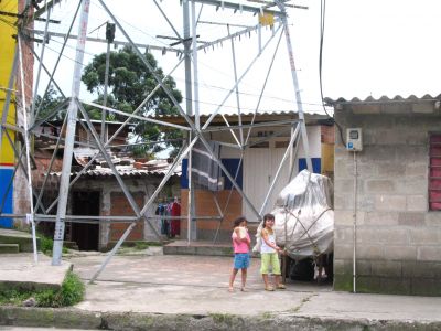Torre de electricidad cercana a viviendas en barrio la Iguana
SENIA SALAZAR MALDONADO 2007
Palabras clave: LA IGUANA ZONAS DE RIESGO