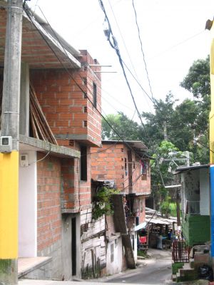 Vias de acceso al barrio la Iguana
SENIA SALAZAR MALDONADO 2007
Palabras clave: CALLES LA IGUANA VIVIENDA