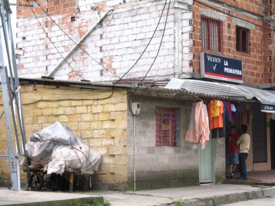 Viviendas y establecimientos comerciales en el barrio La Iguana
SENIA SALAZAR MALDONADO 2007
Palabras clave: VIVIENDA Y ECONOMIA LA IGUANA