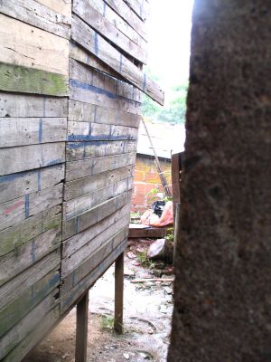 Costado de vivienda construida con maderas de desecho en el Barrio Moravia
Senia Salazar Maldonado  2007
Palabras clave: MORAVIA VIVIENDA TUGURIOS