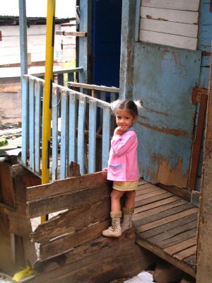 Niña en acceso de vivienda 
Senia Salazar Maldonado  2007
Palabras clave: ACCESO VIVIENDA MORAVIA