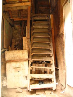 Escaleras de madera usada como acceso a vivienda en barrio moravia
Senia Salazar Maldonado  2007
Palabras clave: ACCESOS ESCALINATAS MORAVIA