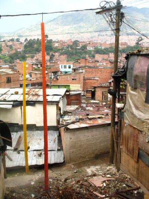 Marcacion de zona donde se demolio una vivienda en barrio  moravia 
Senia Salazar Maldonado  2007
Palabras clave: BARRIOS MORAVIA