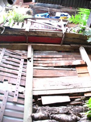 Parte superior de vivienda donde se dejan ver sus cimientos de costales repletos de desechos 
Senia Salazar Maldonado  2007
Palabras clave: VIVIENDAS MORAVIA