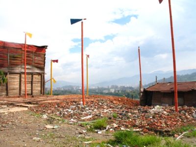 Espacio en el que fueron demolidas viviendas en el Barrio Moravia
Senia Salazar Maldonado  2007
Palabras clave: DEMOLICION VIVIENDAS MORAVIA