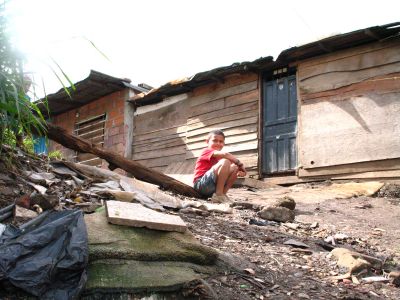 Niño en las afueras de su vivienda barrio moravia donde se visualizan escombros y desechos
Senia Salazar Maldonado 2007
Palabras clave: HABITANTES MORAVIA TUGURIOS