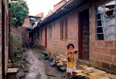 Niño a las afueras de una casa en el barrio Moravia
Gilberto Arango 1988
Cehap

Palabras clave: MORAVIA MEJORAMIENTO