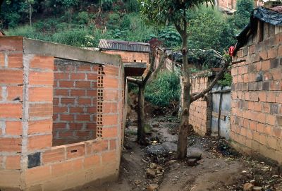 Vivienda en proceso de construcción barrio Moravia 
Gilberto Arango 1988
Cehap

Palabras clave: MORAVIA VIVIENDAS
