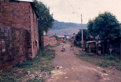 Calle sin pavimentar barrio Moravia 
Gilberto Arango 1988
Cehap

Palabras clave: MORAVIA MEJORAMIENTO