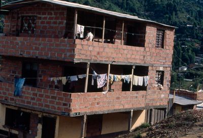 Fachada vivienda de tres plantas barrio Moravia 
Gilberto Arango 1988
Cehap

Palabras clave: VIVIENDAS MORAVIA