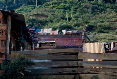 Cerca de madera en vivienda del barrio Moravia 
Gilberto Arango 1988
Cehap

Palabras clave: MORAVIA VIVIENDAS