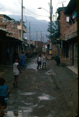 Callejon en el barrio Moravia con algunos habitantes
Gilberto Arango 1988
Cehap

Palabras clave: MORAVIA VIVIENDAS