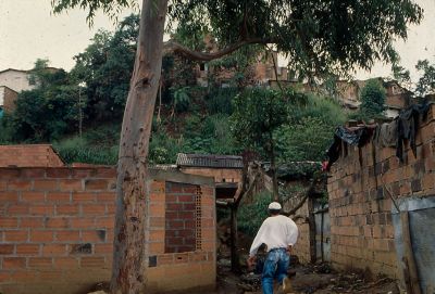 Casas en proceso de construcción en el barrio Moravia 
Gilberto Arango 1988
Cehap

Palabras clave: MORAVIA CASAS