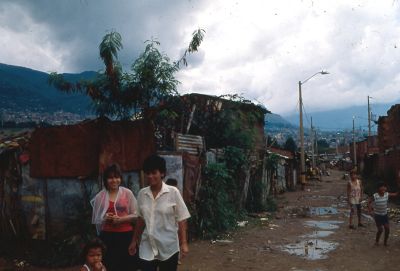 Habitantes del barrio Moravia desplazandose por calle sin pavimentar 
Gilberto Arango 1988
Cehap

Palabras clave: MORAVIA