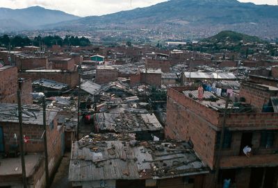 Panoramica en la que se aprecian los materiales de desecho utilizados en la construccion de las viviendas en el barrio Moravia
Gilberto Arango 1988
Cehap

Palabras clave: MORAVIA VIVIENDAS