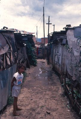 Niño en callejon de invasion barrio Moravia
Gilberto Arango 1988
Cehap

Palabras clave: MORAVIA INVASION