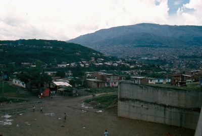 Fotografia en la que se aprecia el proceso de construcción en el barrio Moravia 
Gilberto Arango 1988
Cehap

Palabras clave: MORAVIA