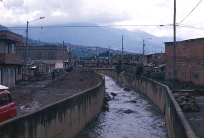 Quebrada canalizada en el barrio Moravia 
Gilberto Arango 1988
Cehap


Palabras clave: MEJORAMIENTO MORAVIA