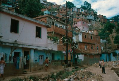 Viviendas de dos y tres plantas en el barrio Moravia 
Gilberto Arango 1988
Cehap

Palabras clave: MORAVIA VIVIENDA