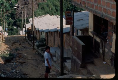 Viviendas en pendiente y calle sin pavimentar del Proyecto de Mejoramiento del barrio Moravia, 1988
Gilberto Arango 1988
Cehap

Palabras clave: VIVIENDA MORAVIA