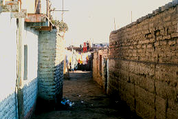 Callejon y fachada de viviendas Distrito del Agustino Lima Peru
CEHAP CIPUR 1981
Palabras clave: VIVIENDA LIMA PERU INQUILINATOS