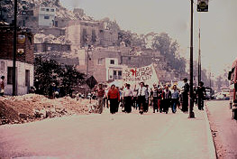 Manifestacion publica en contra del desalojo Distrito del Agustino Lima Peru
Cehap CIPUR 1981 

Palabras clave: DESALOJO LIMA PERU